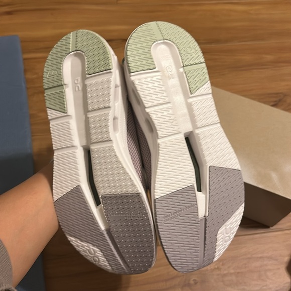 On Running Shoes Cloudeasy NEW in box Size 8 - Picture 3 of 7